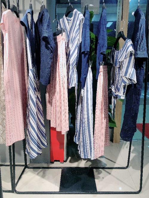 品牌折扣女裝簡單時尚款連衣裙尾貨批發(fā)精品攻略
